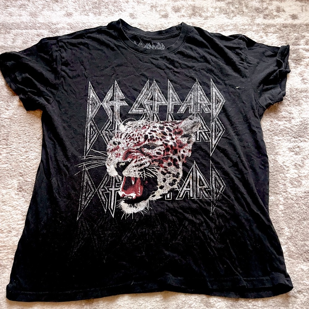 Def Leppard t shirt- size L but fits like a medium